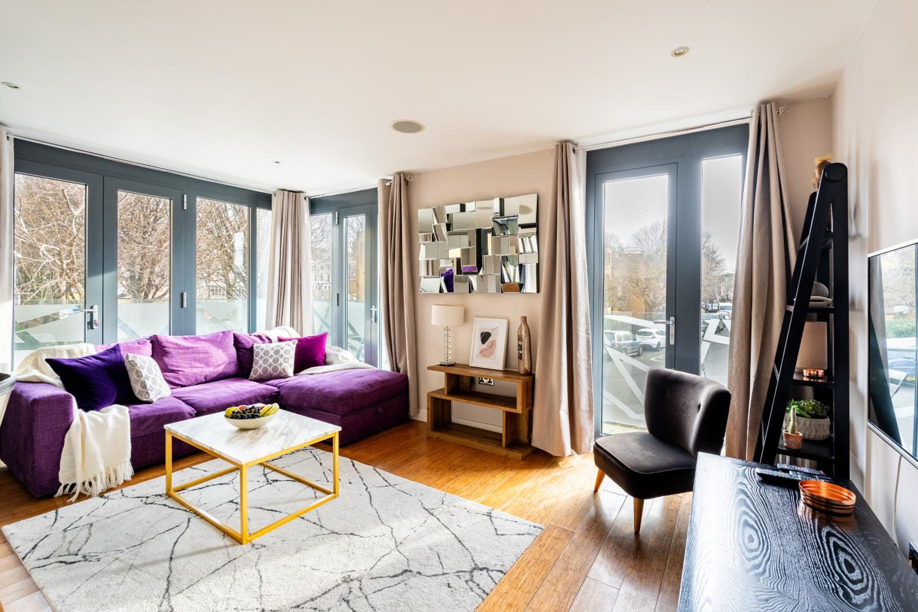 King beds apartment with en-suite, private balcony and elevator by iconic Portobello Market