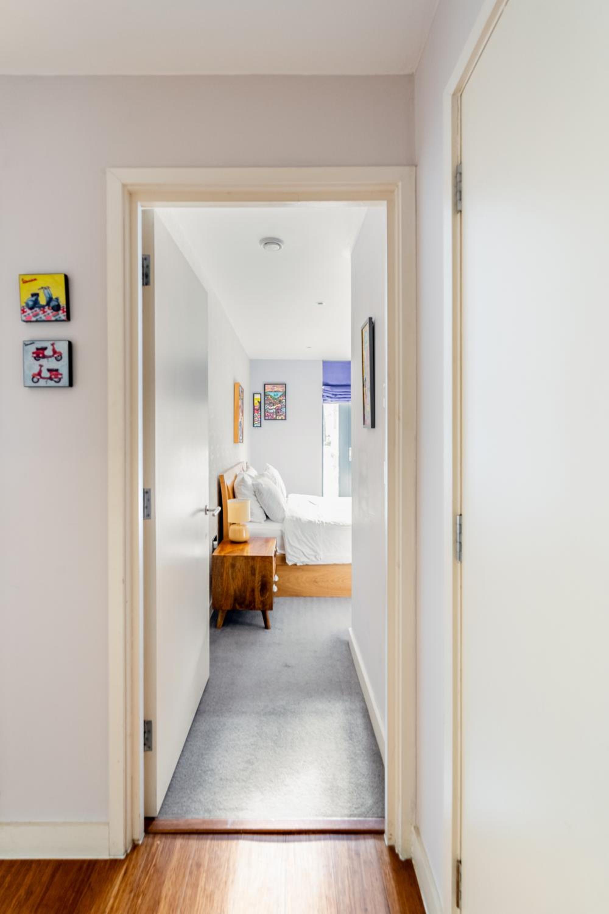 King beds apartment with en-suite, private balcony and elevator by iconic Portobello Market