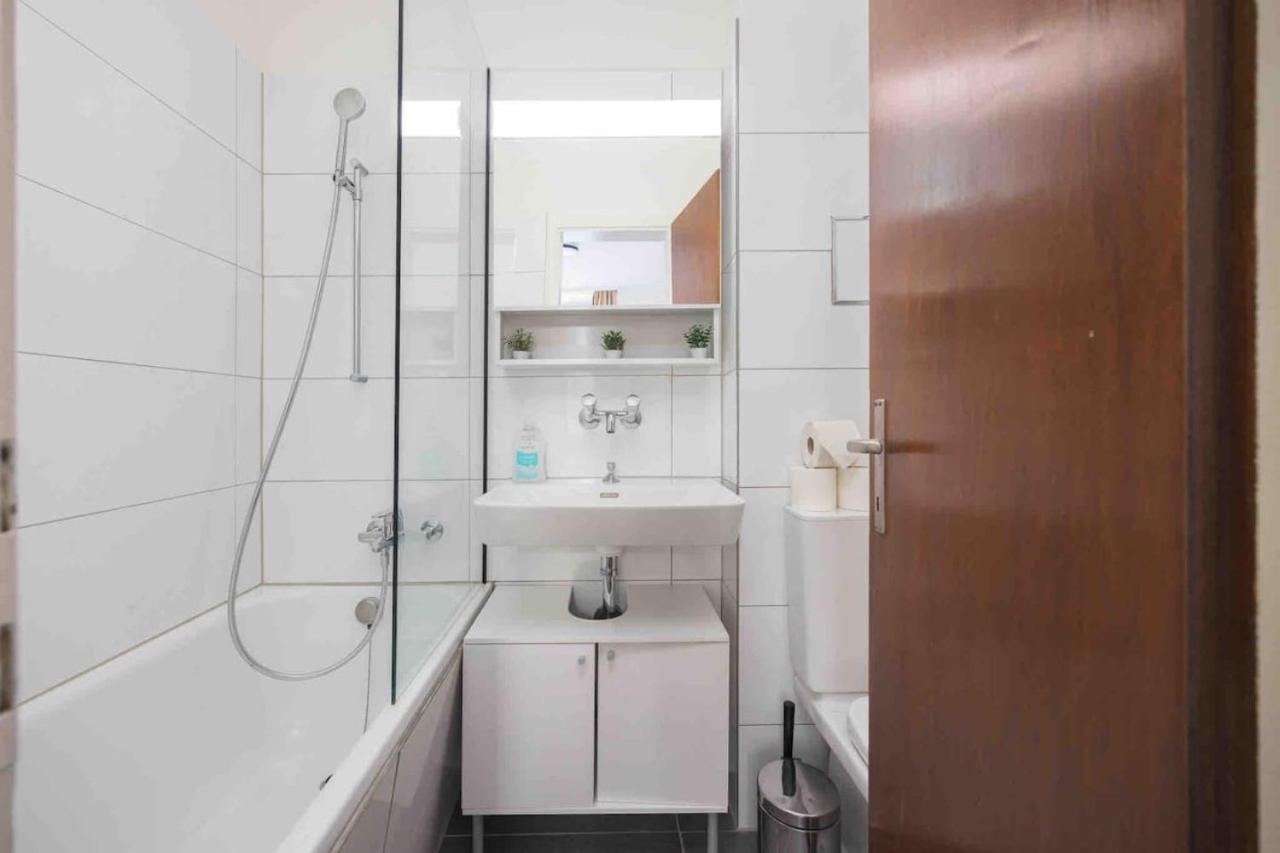Urban Oasis with Queen Bed and View BE-12