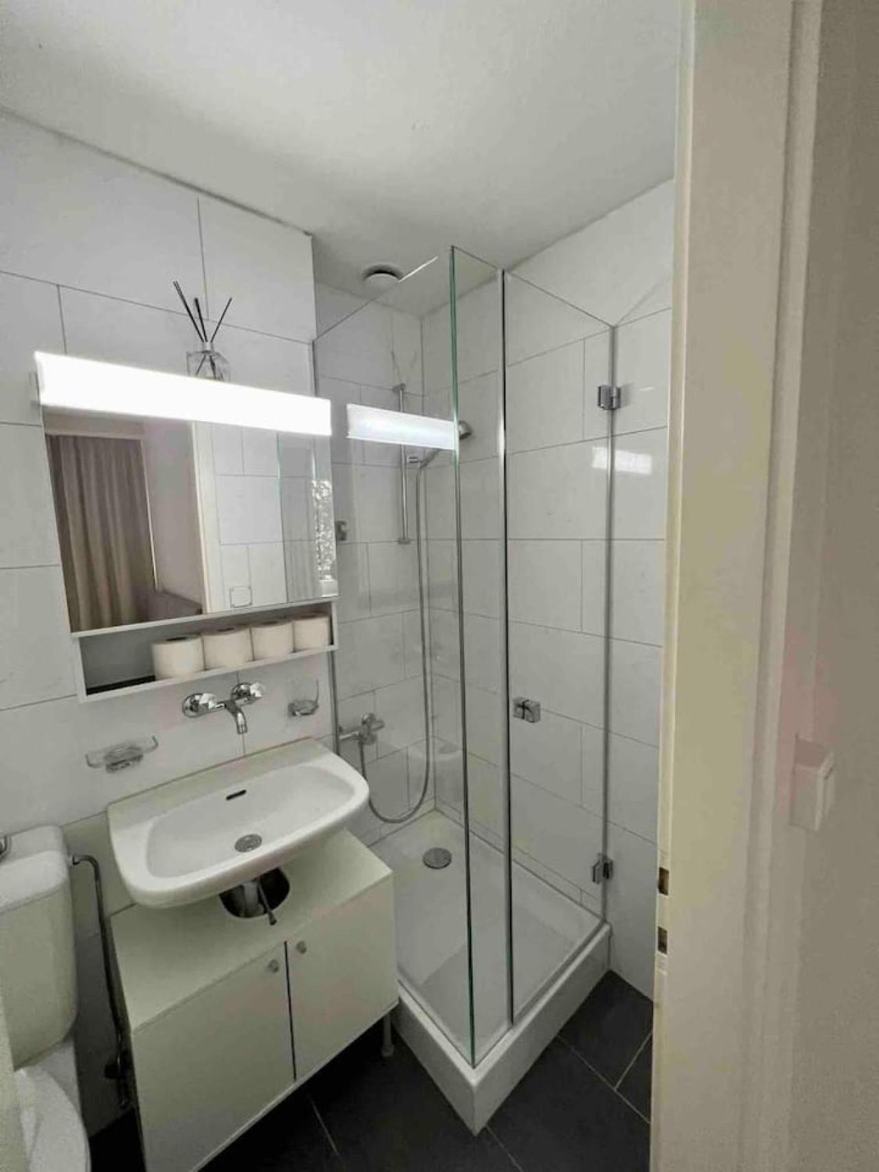 Urban Oasis with Queen Bed and View BE-14