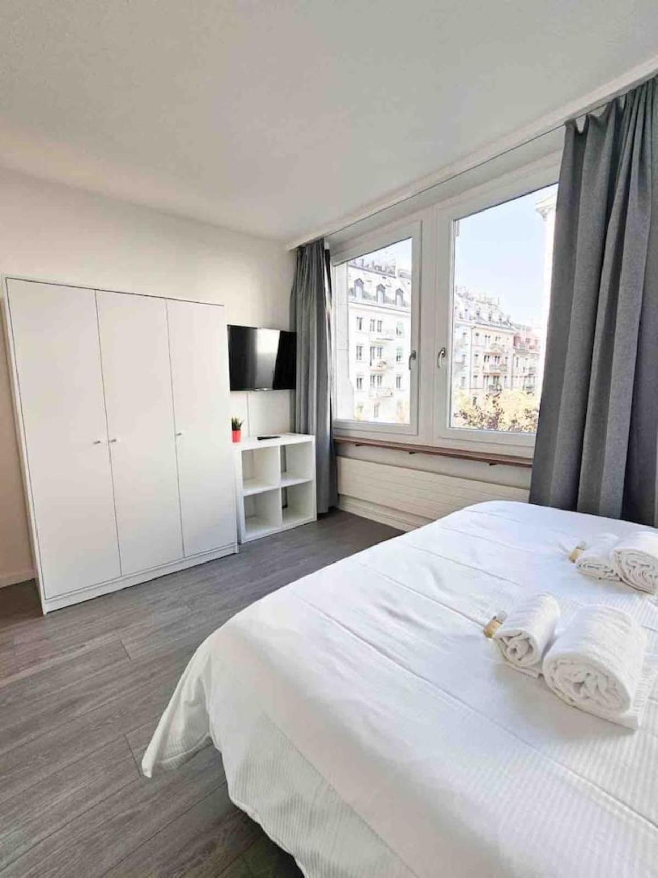 Downtown Deluxe Studio with Queen Bed BE-15