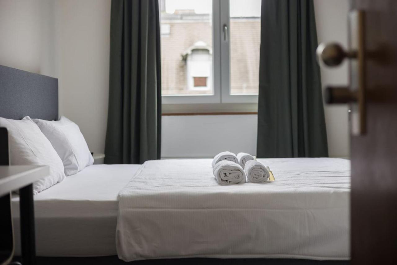 Downtown Deluxe Studio with Queen Bed BE-55