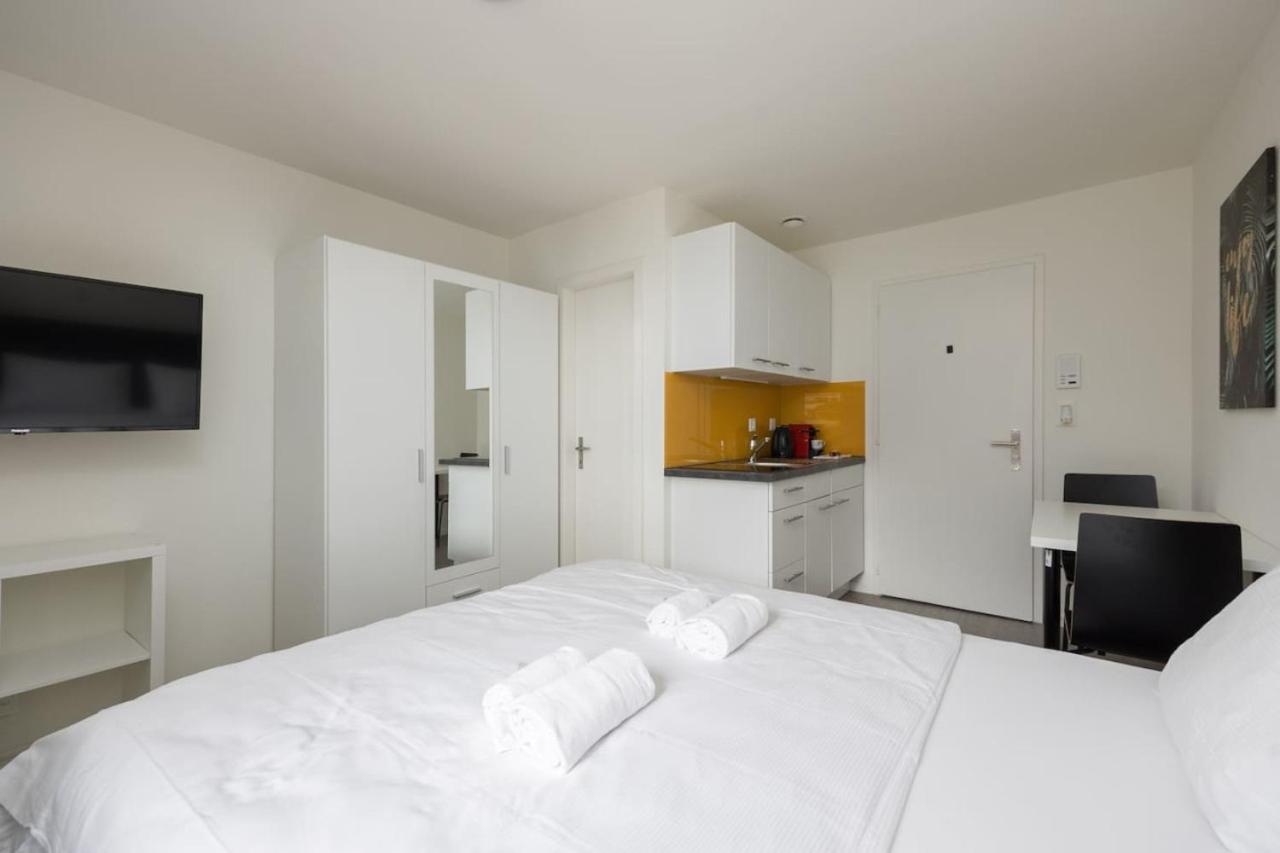 Downtown Deluxe Studio with Queen Bed BE-55