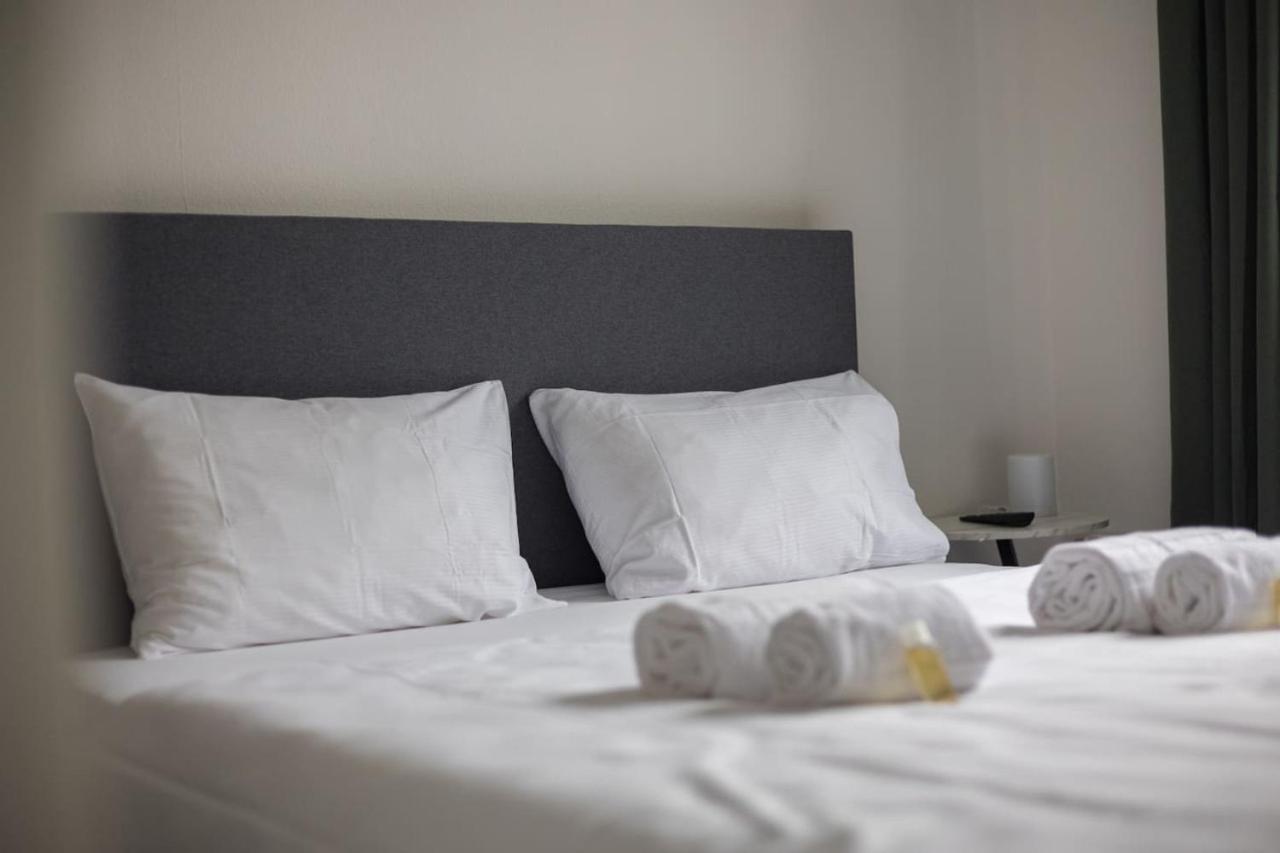 Downtown Deluxe Studio with Queen Bed BE-55