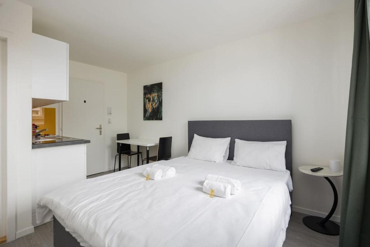Downtown Deluxe Studio with Queen Bed BE-55