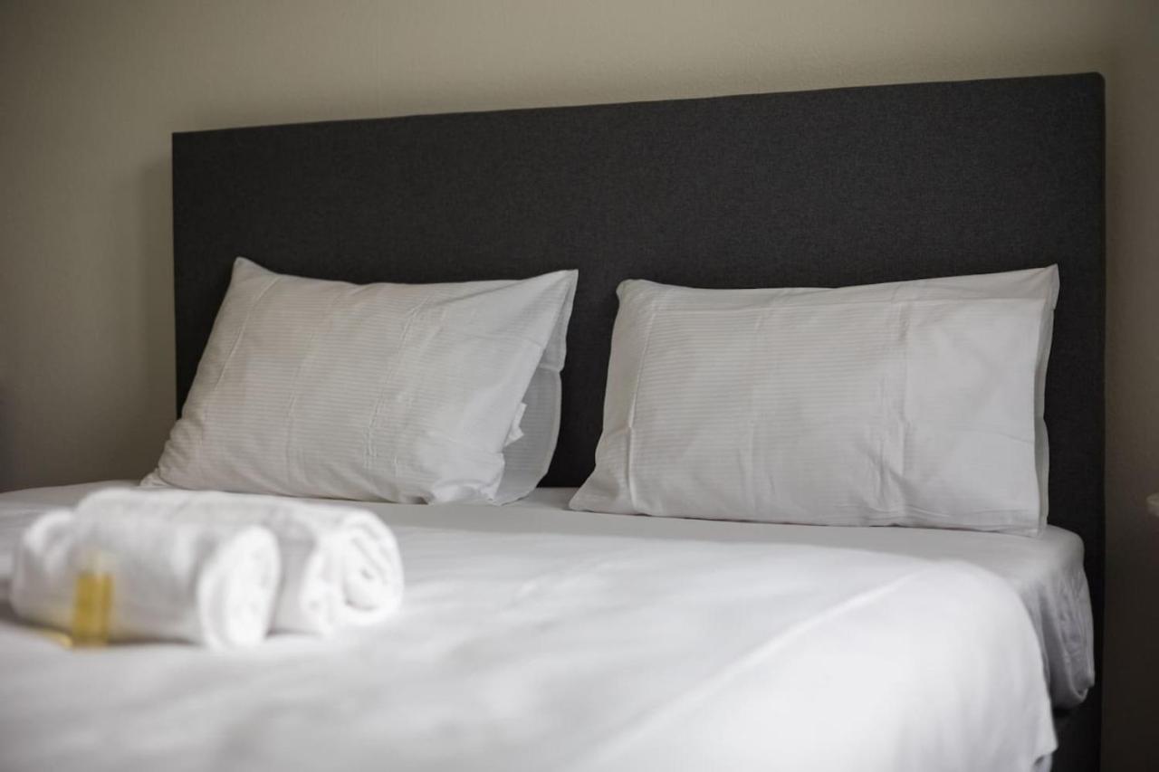 Downtown Deluxe Studio with Queen Bed BE-55