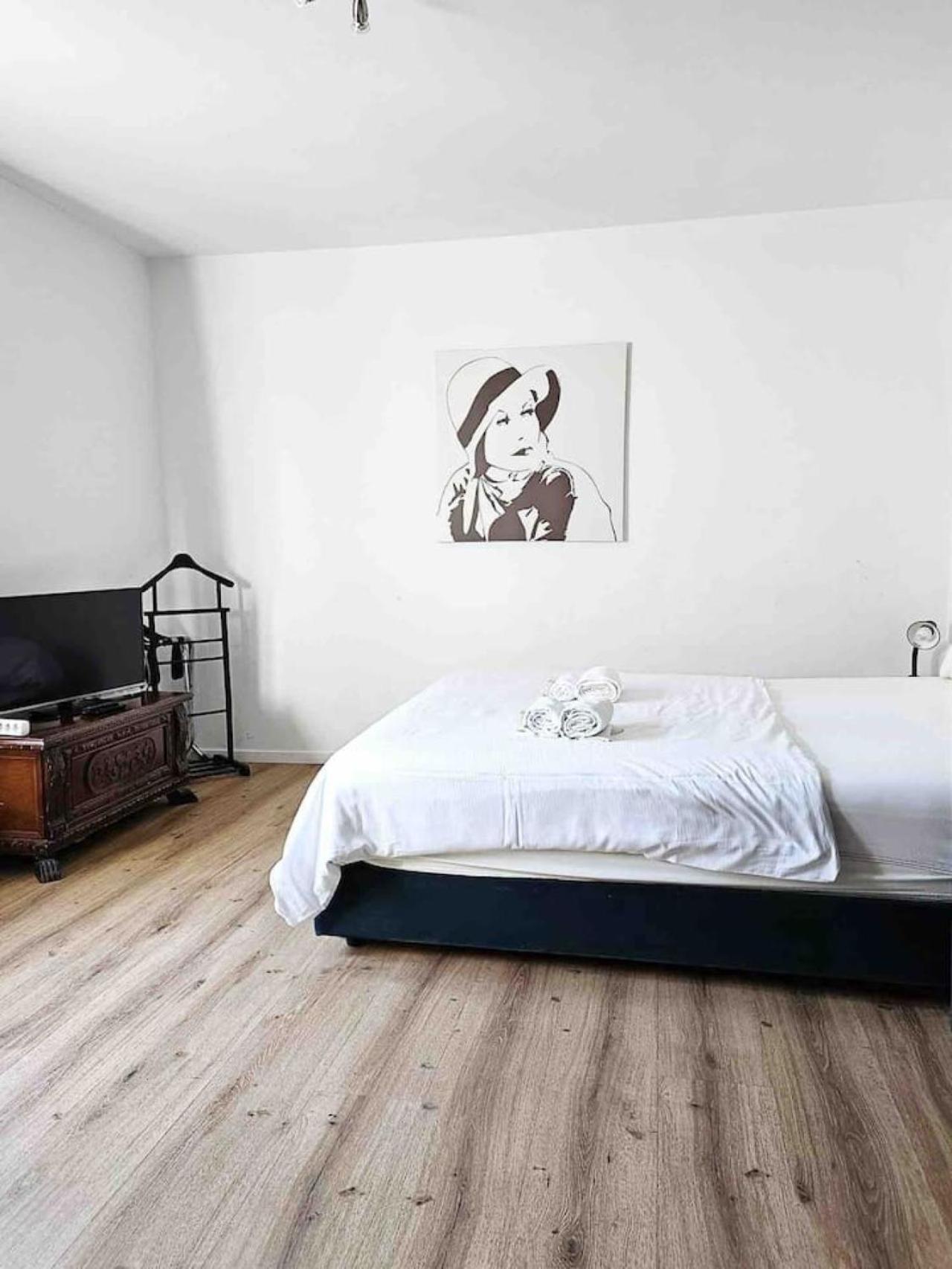 Heart of Zurich Modern Studio HG14