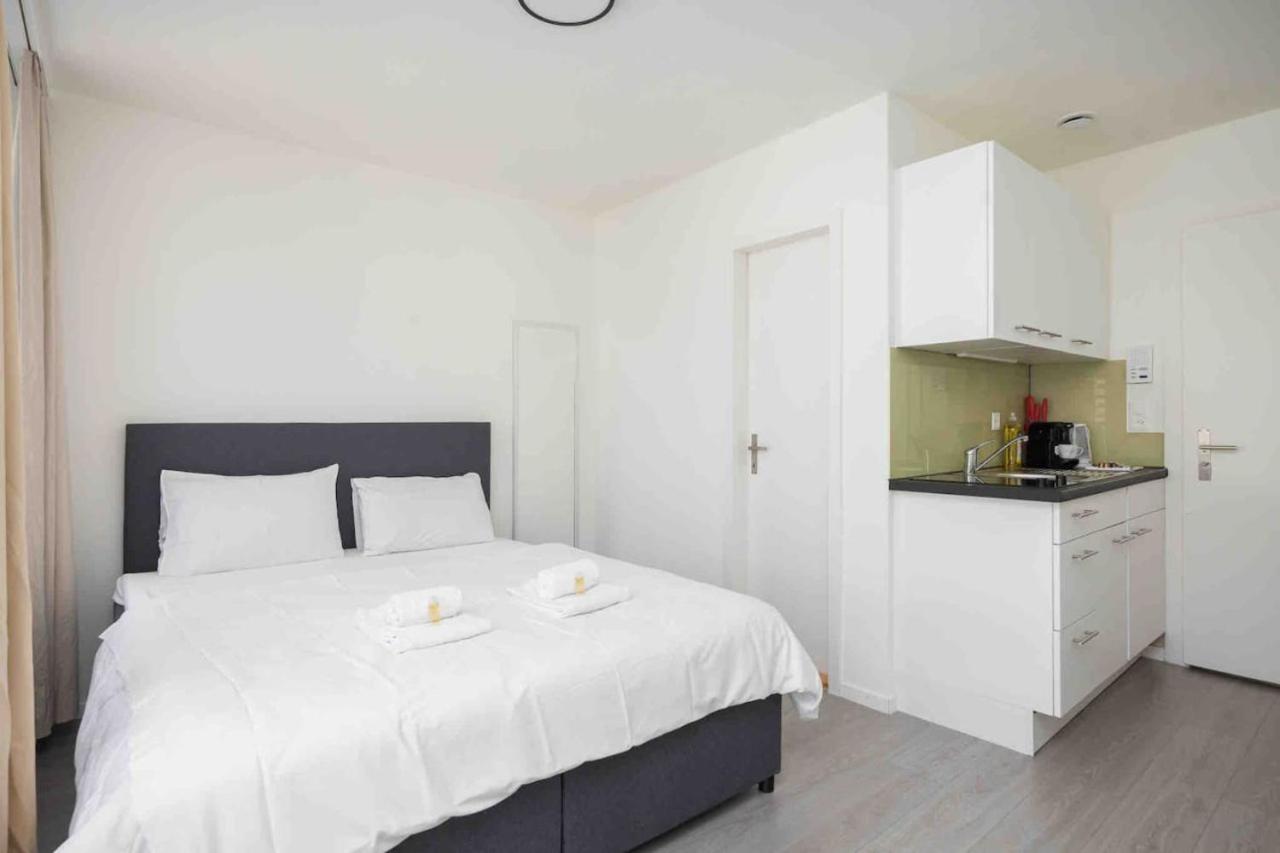 Downtown Deluxe Studio with Queen Bed BE-35