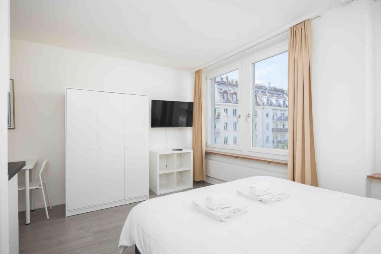 Downtown Deluxe Studio with Queen Bed BE-35