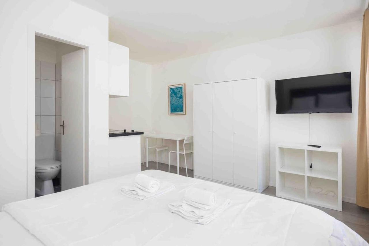 Downtown Deluxe Studio with Queen Bed BE-35