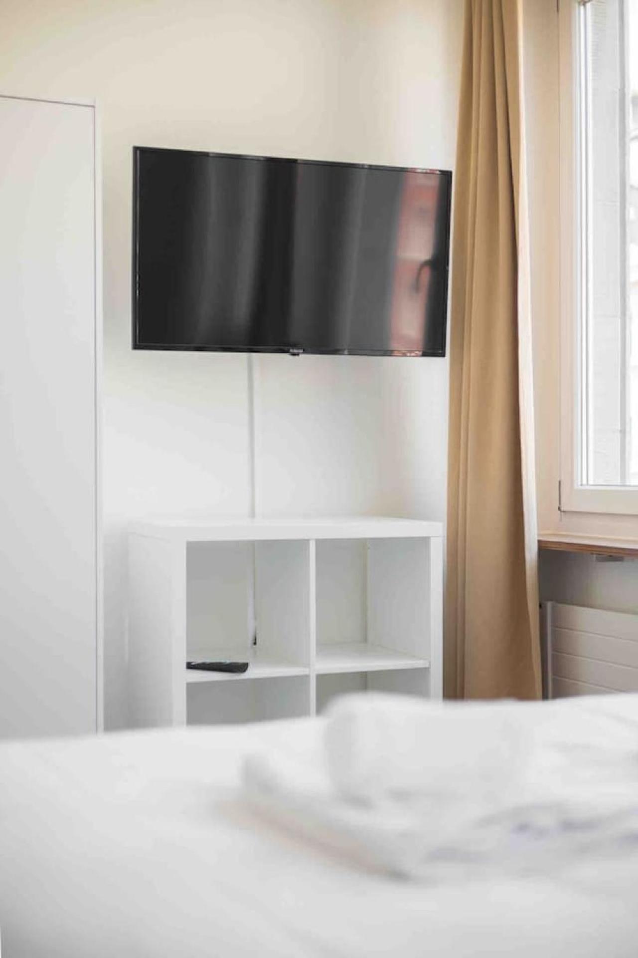 Downtown Deluxe Studio with Queen Bed BE-35