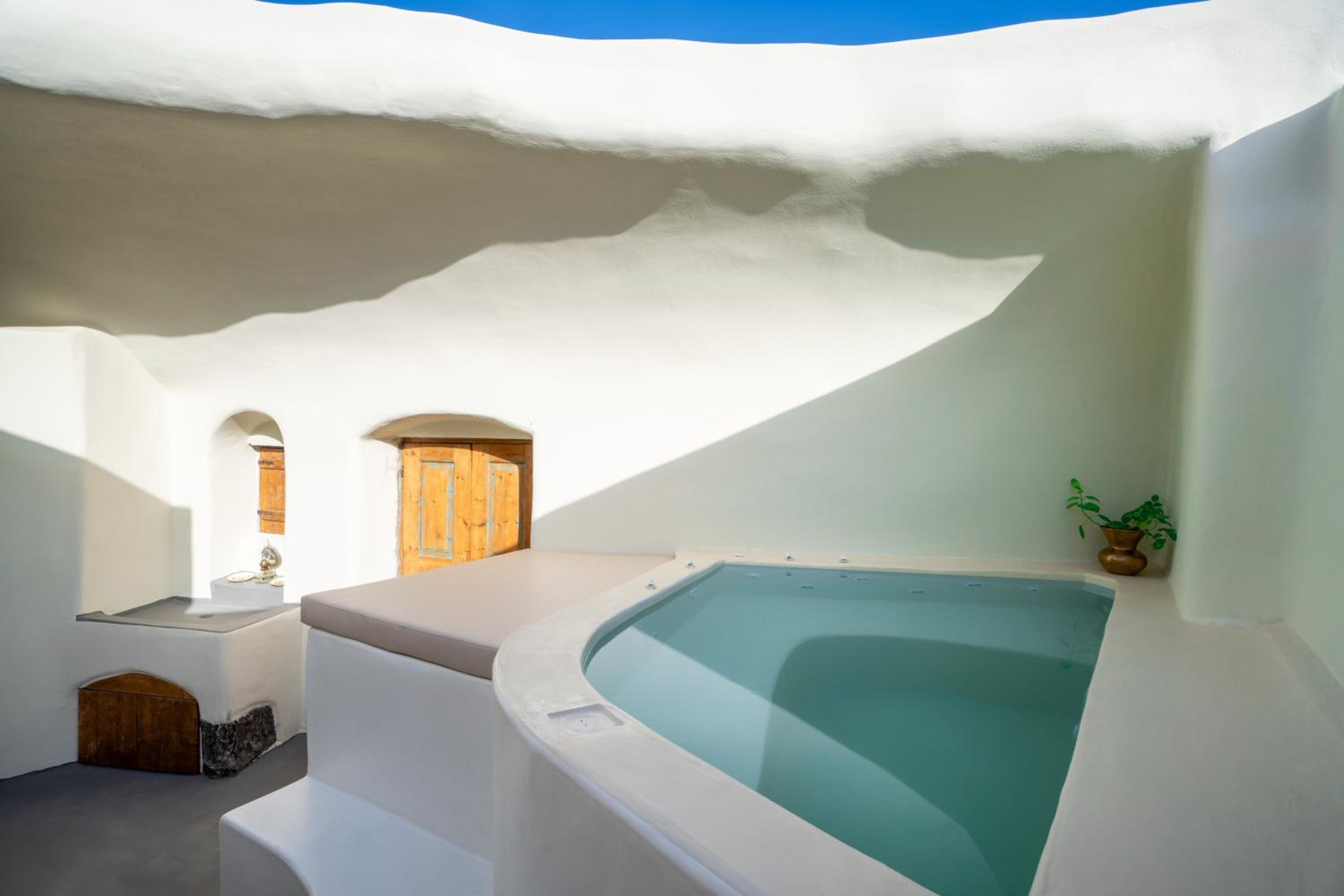 Approxi Cave: 2-Bedroom Retreat