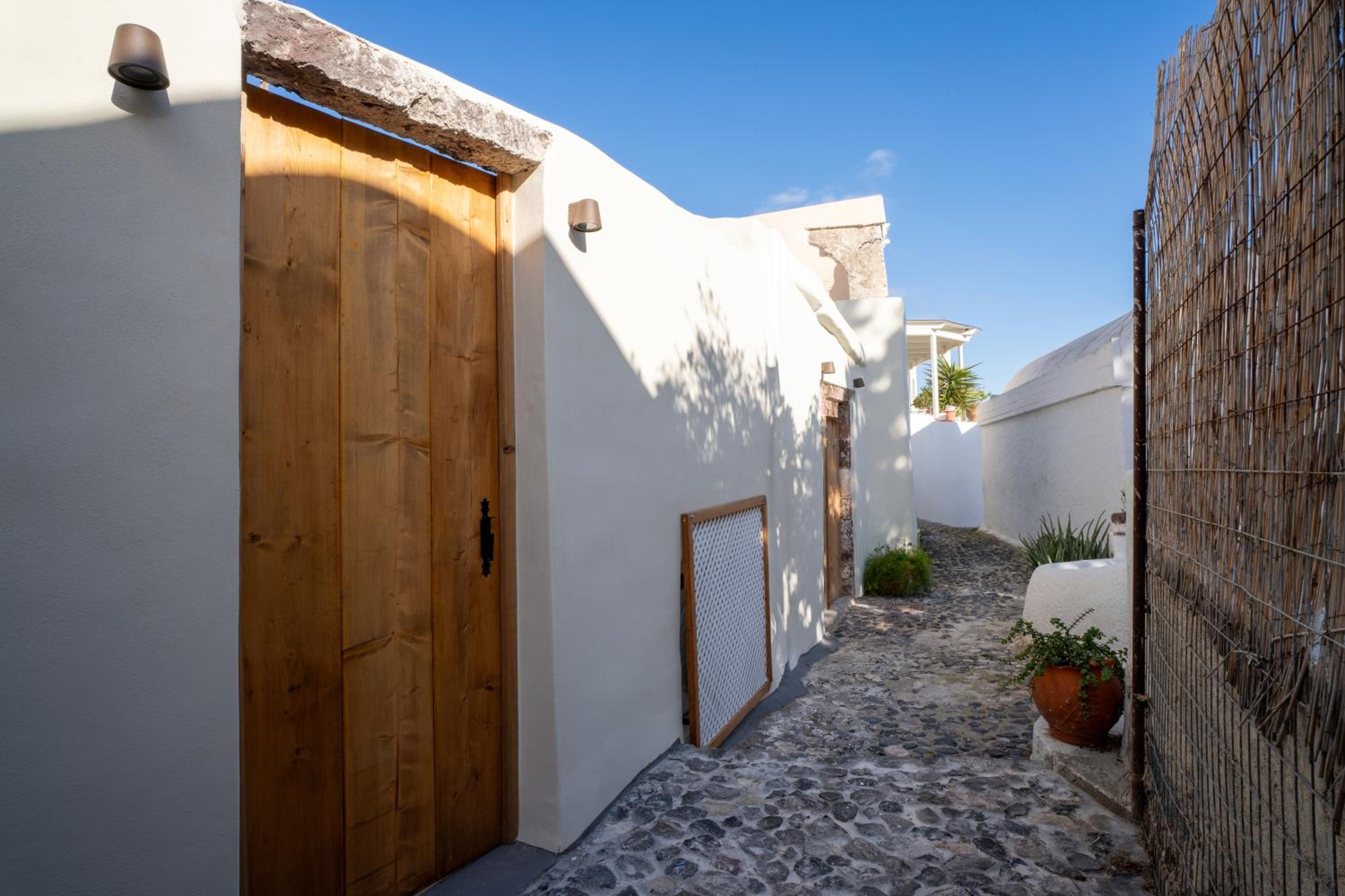 Approxi Cave: 2-Bedroom Retreat