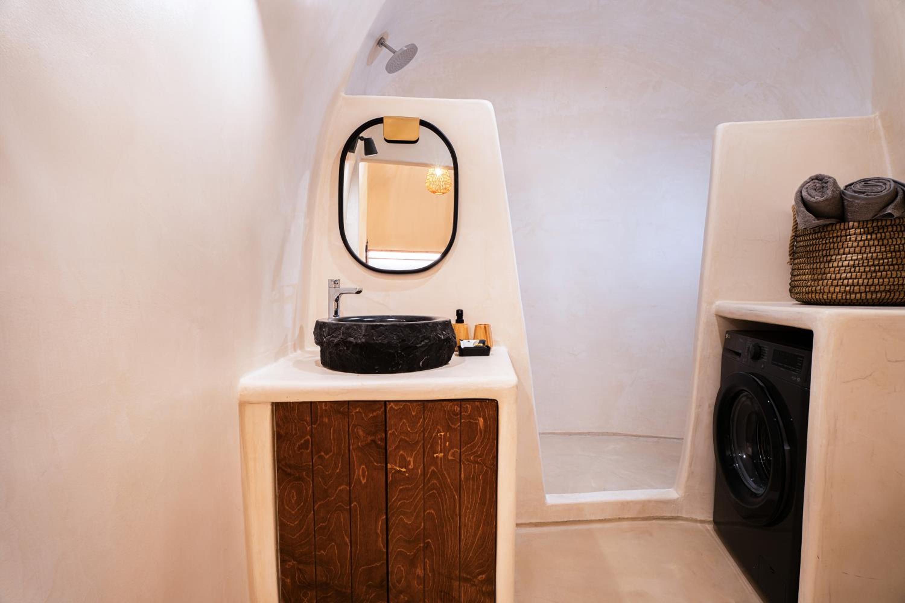 Approxi Cave: 2-Bedroom Retreat
