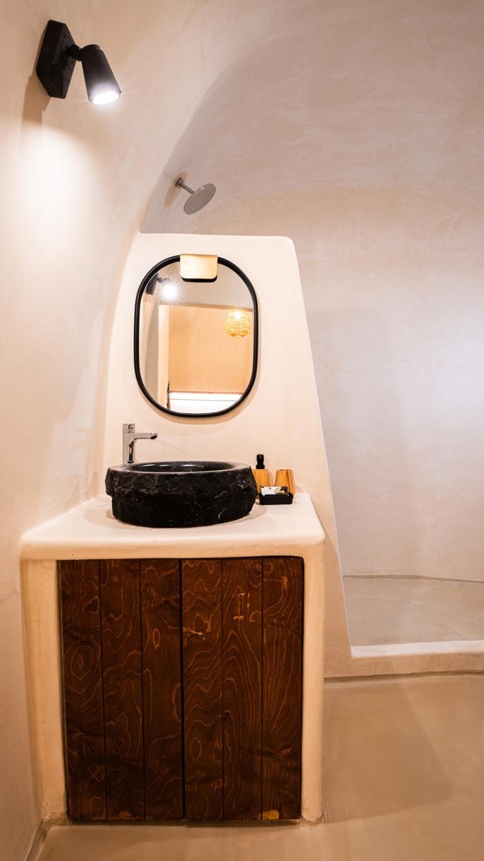 Approxi Cave: 2-Bedroom Retreat