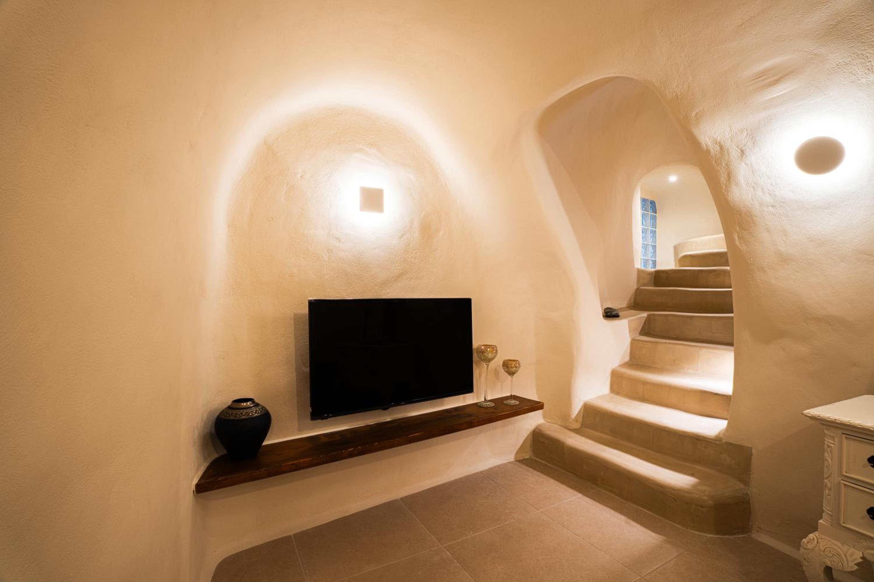 Approxi Cave: 2-Bedroom Retreat