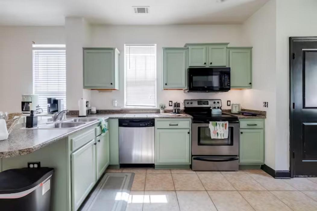 Tupelo Two Story - Near Savannah, I95, and Airport (Sleeps 8) view 2