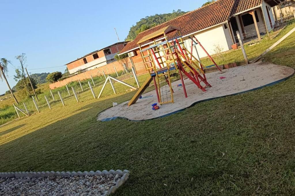 Casa com Piscina e Parquinho