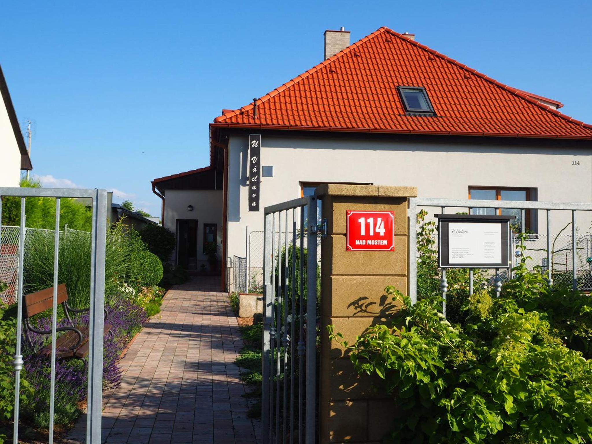 Apartmány U Václava - 7 minut od letiště Václava Havla - parkování zdarma
