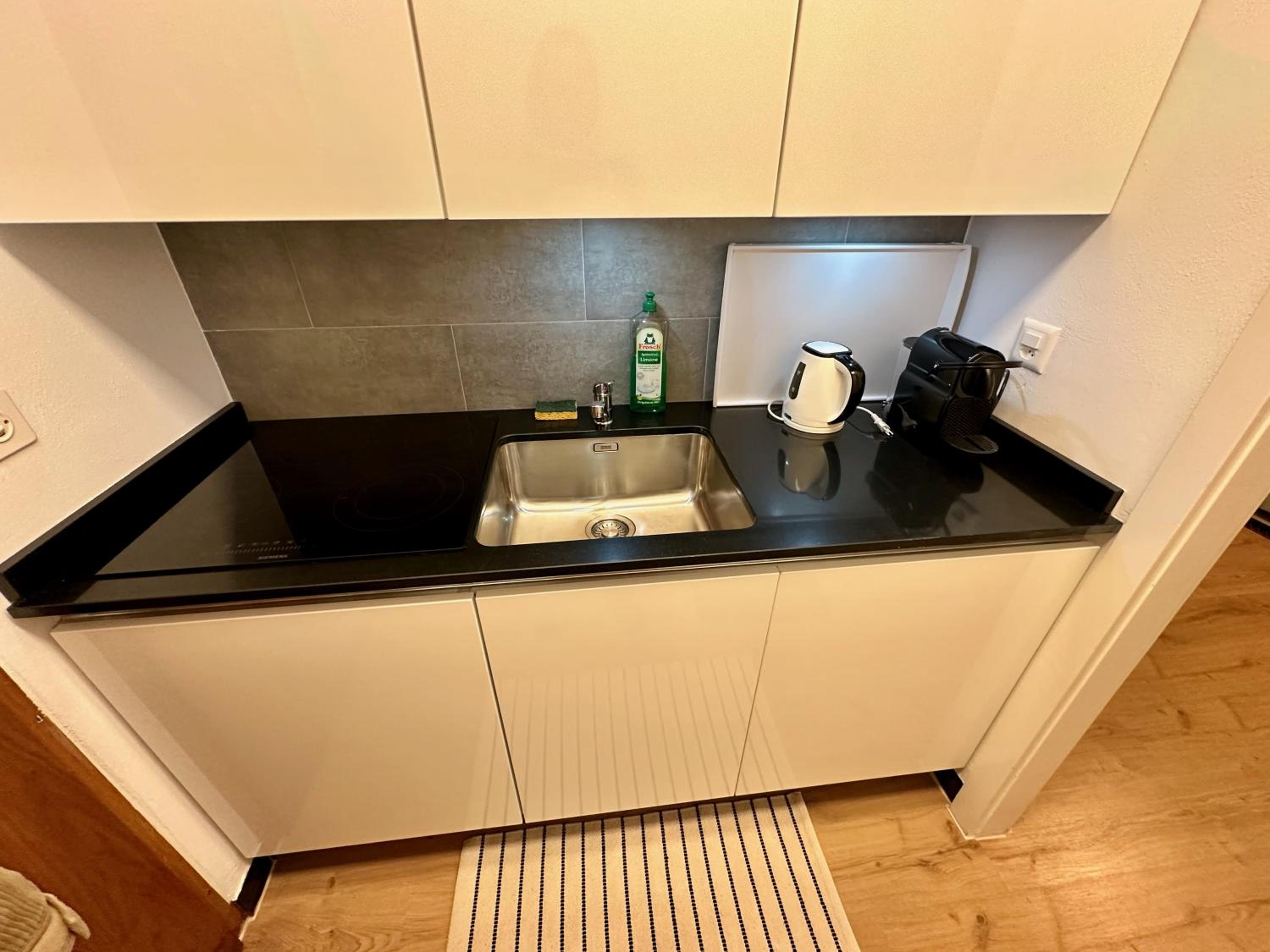 Studio Serenity, 4 min walk to center!