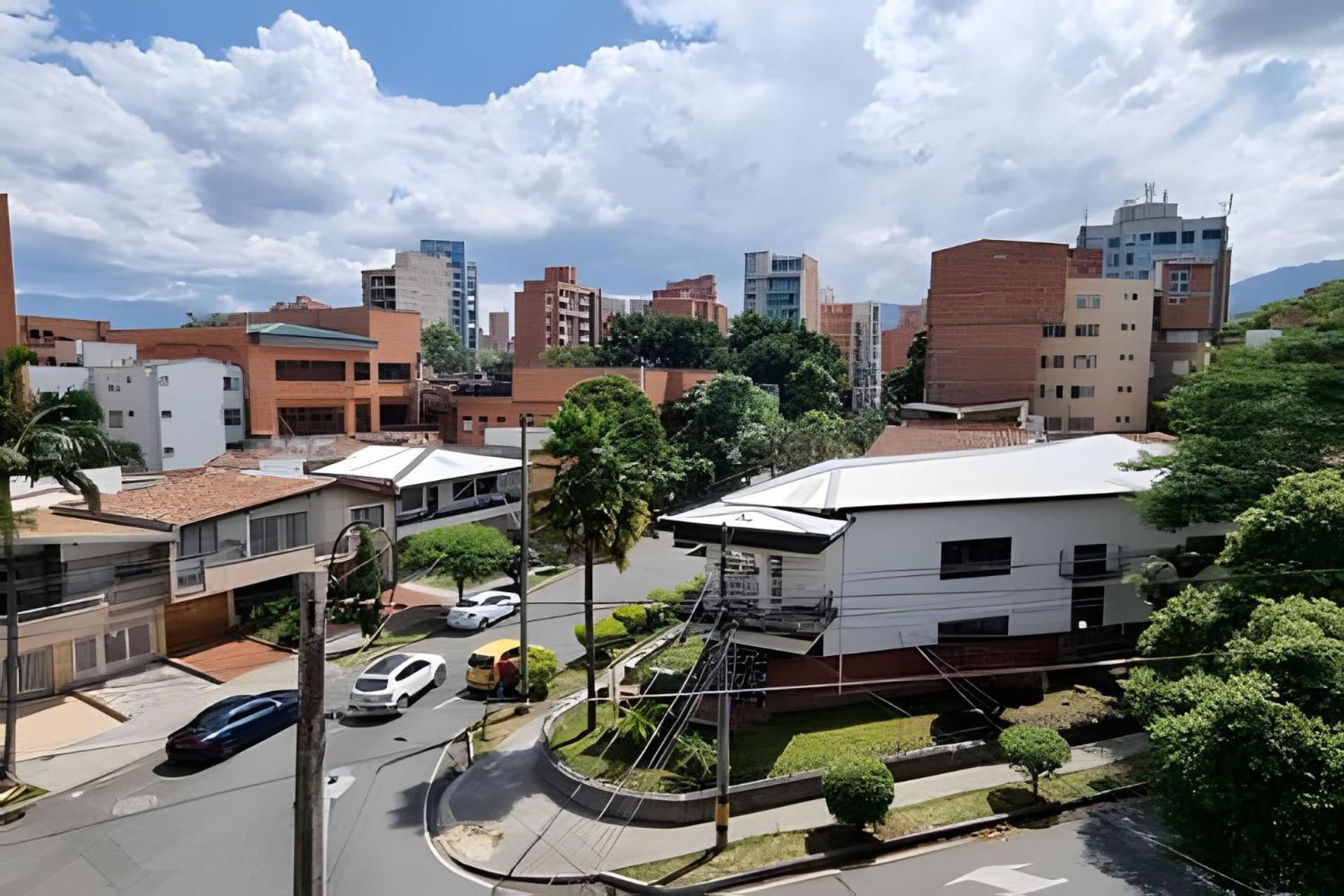 ED SANTO TOMAS LAURELES MEDELLIN