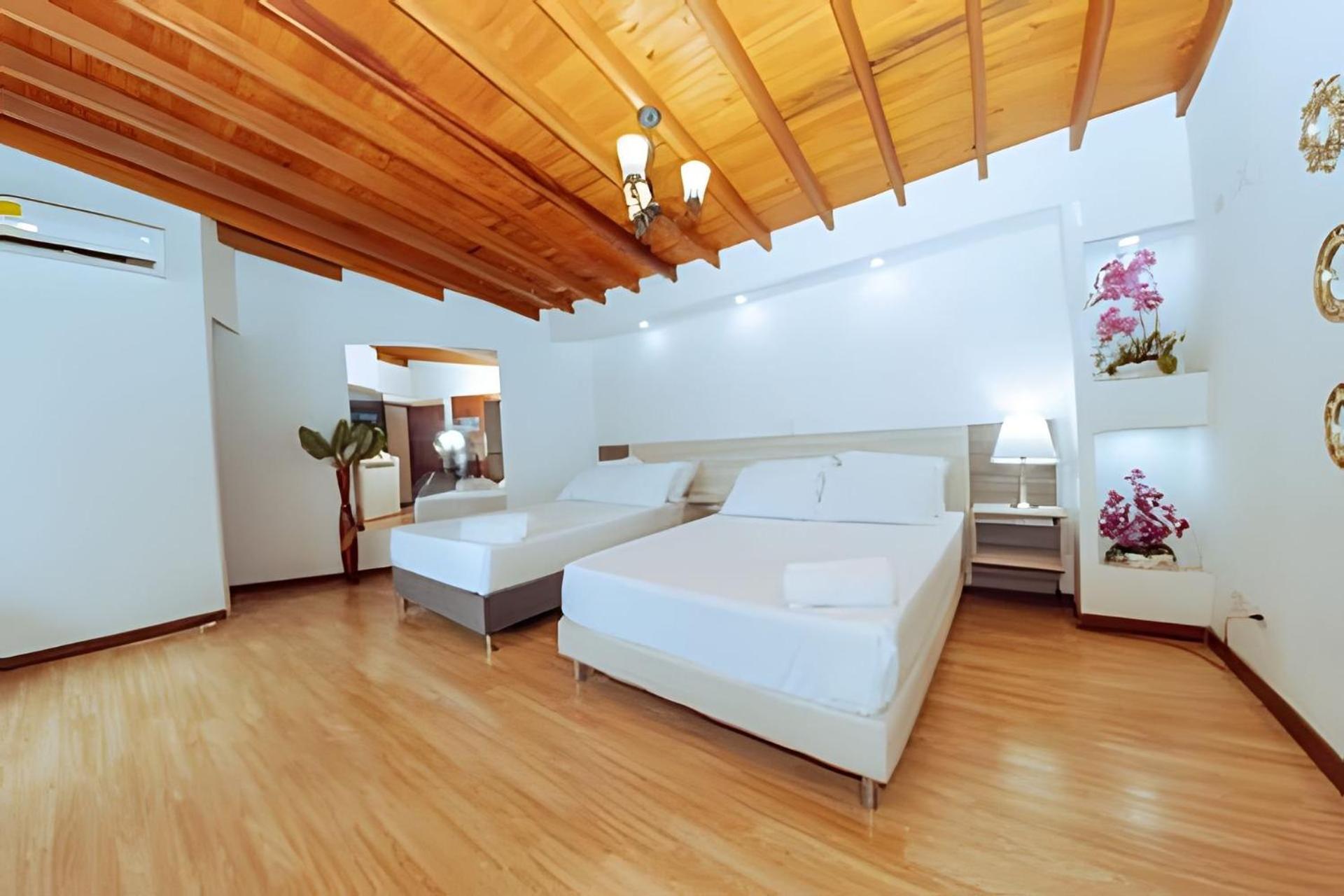 ED SANTO TOMAS LAURELES MEDELLIN