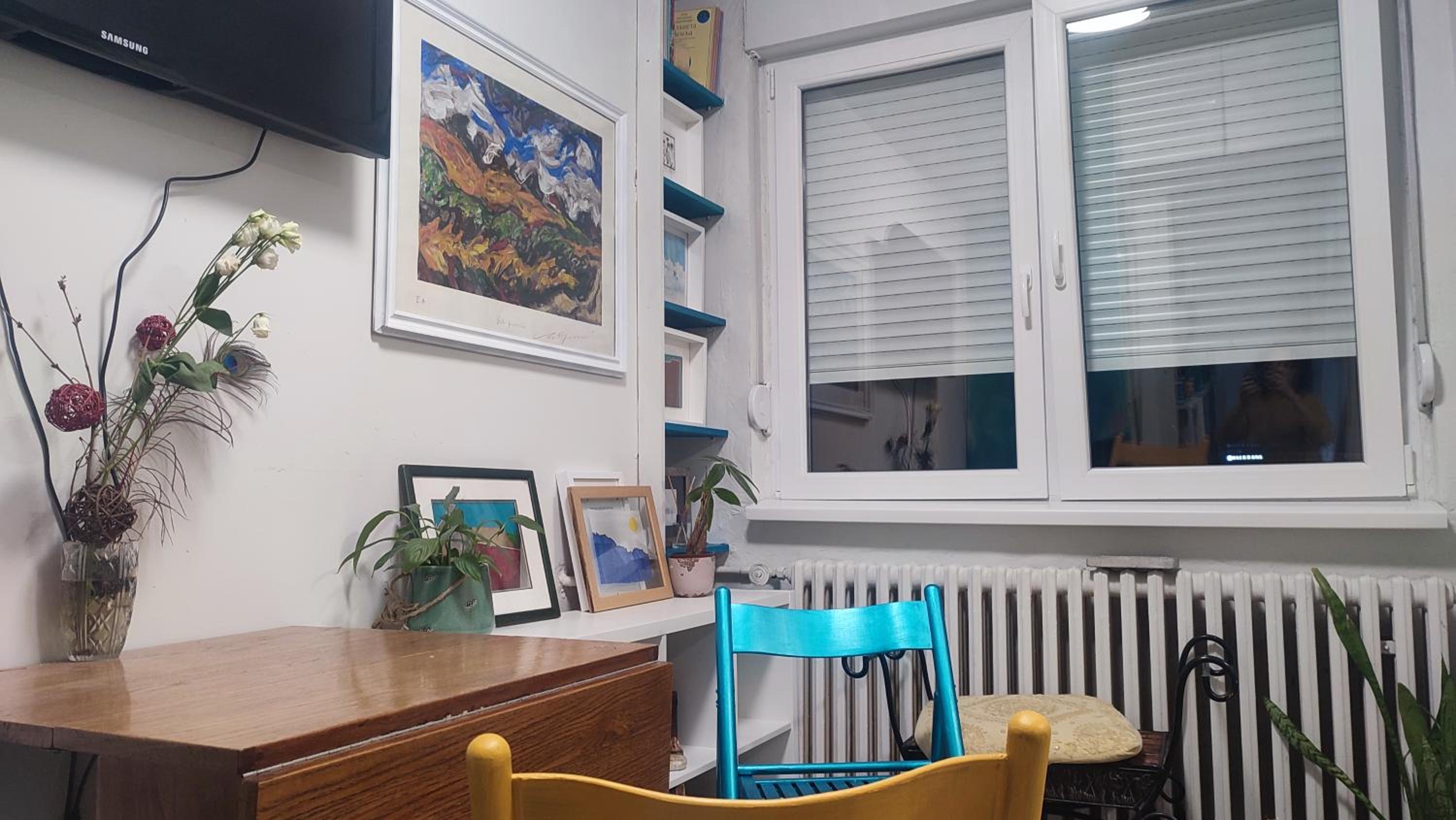 Blue Sparrow, city center studio