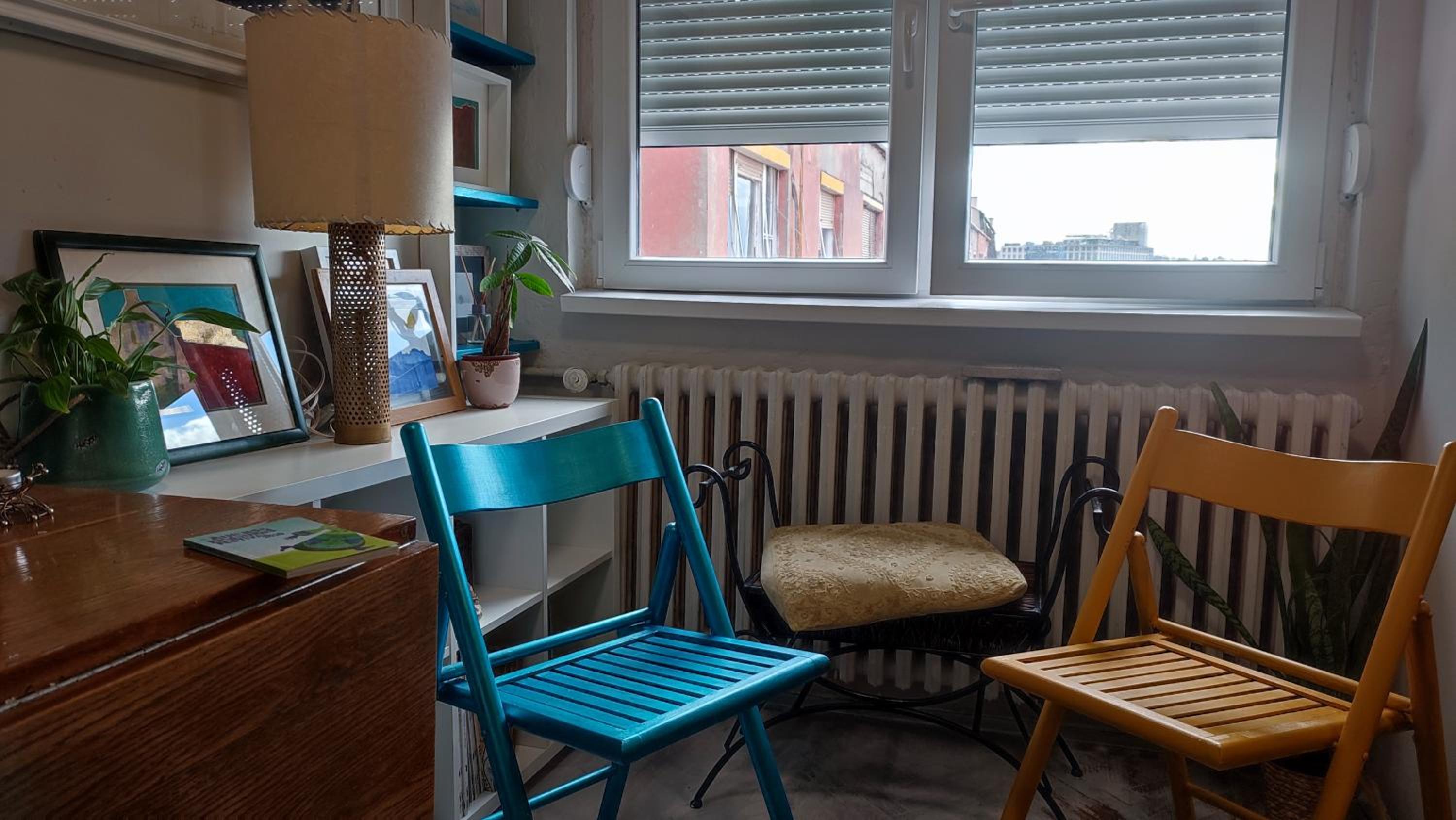 Blue Sparrow, city center studio