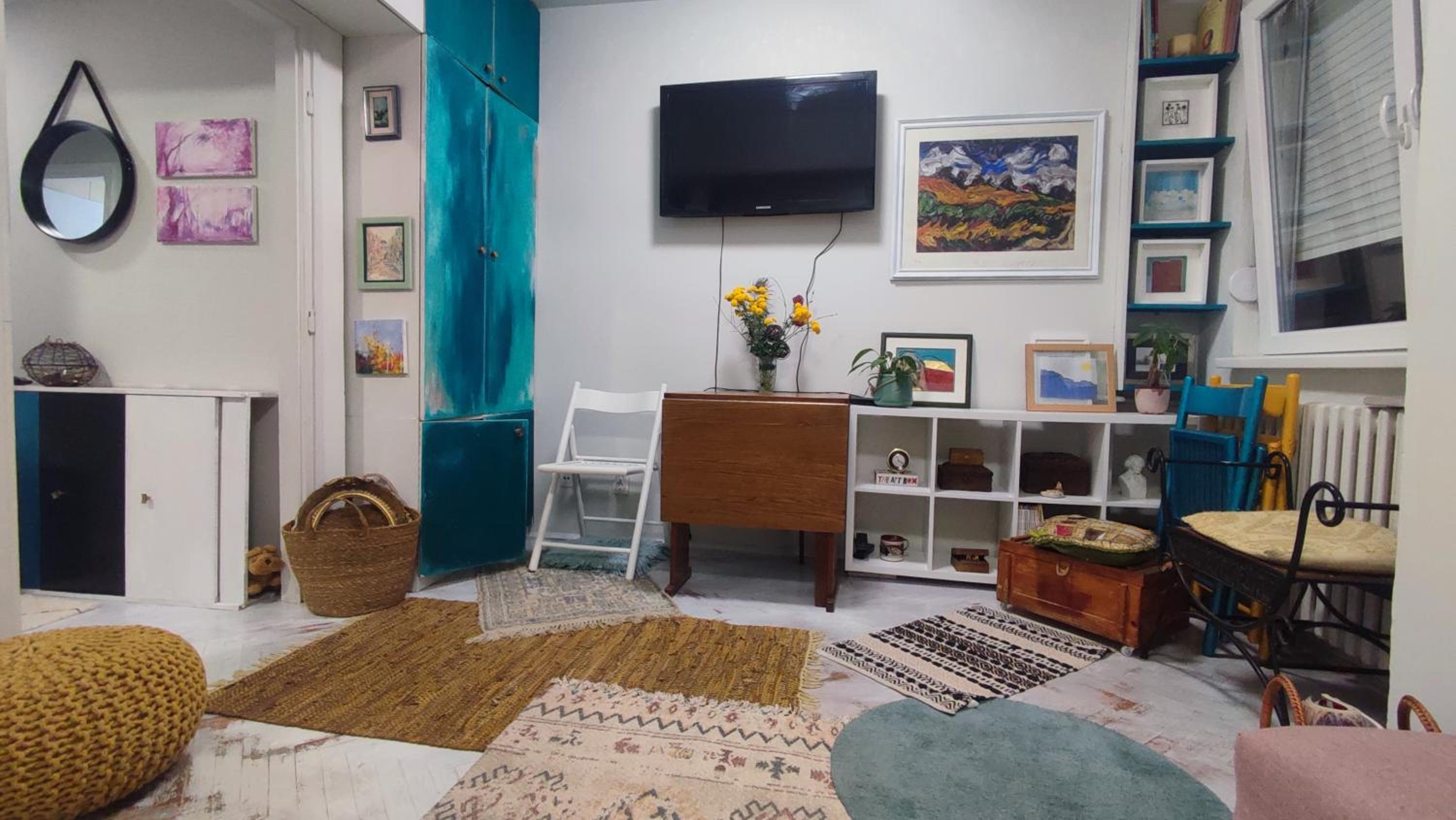 Blue Sparrow, city center studio
