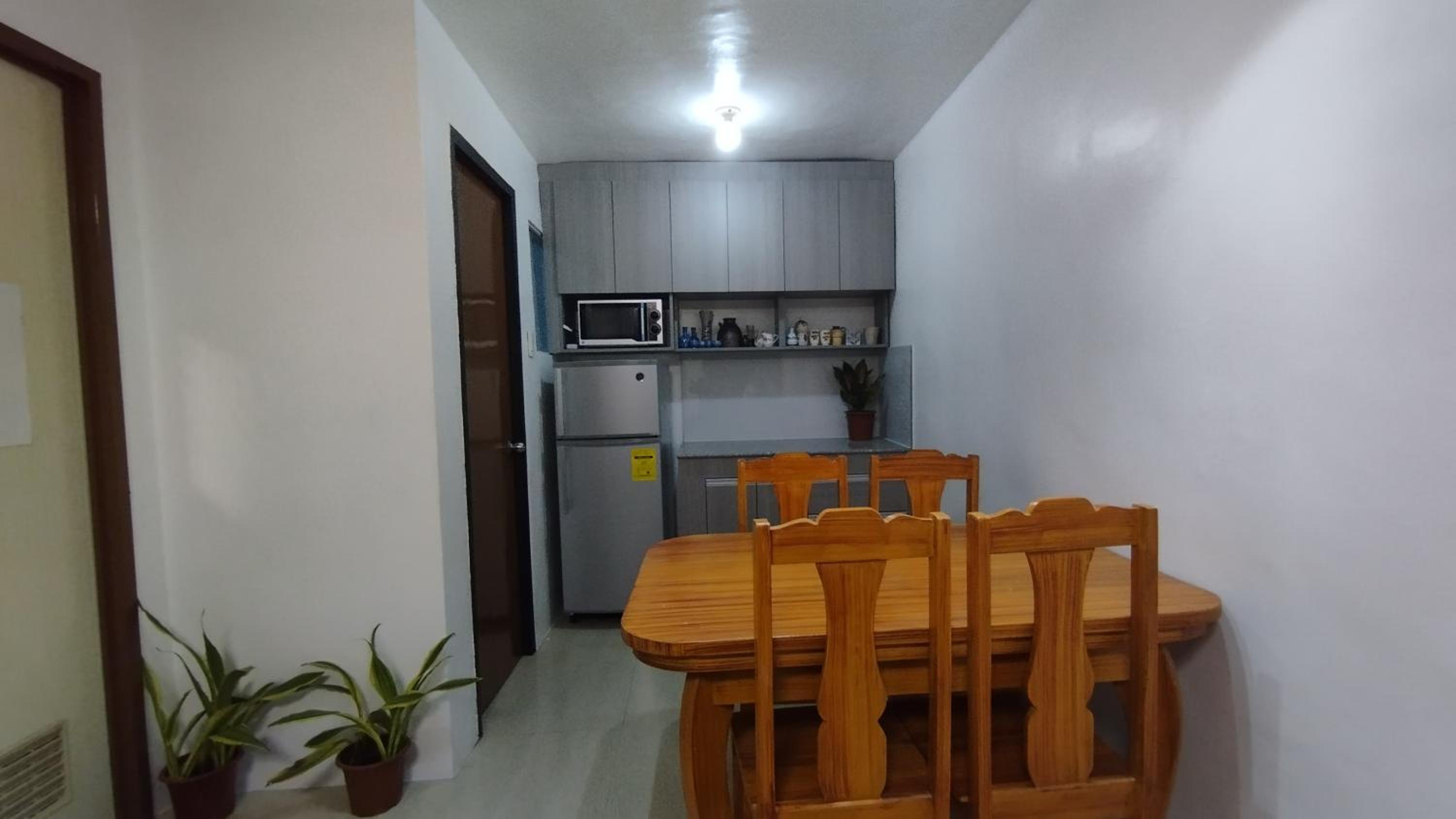Furnished 2 Bedroom Townhouse Near Airport view 3