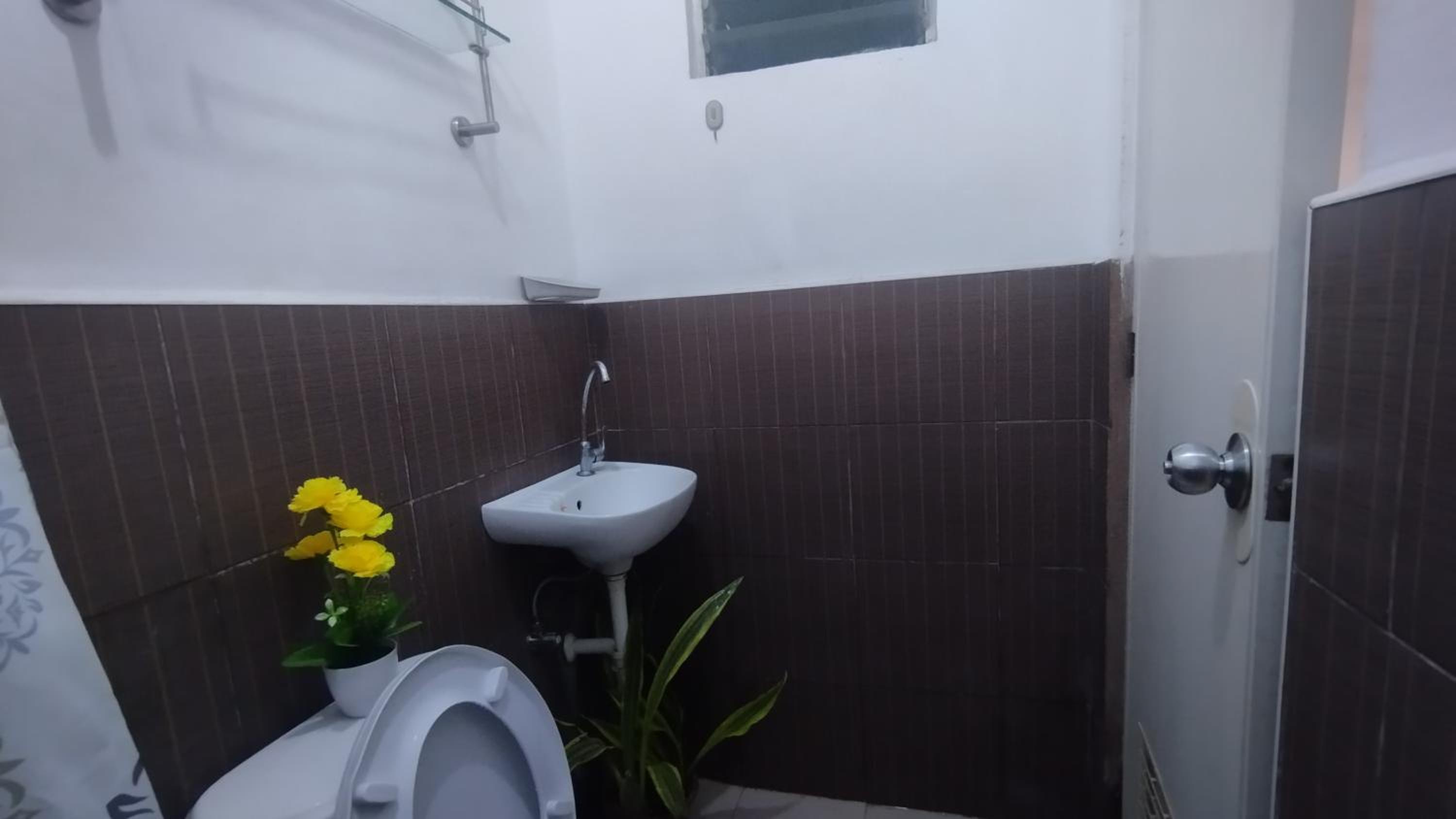 Furnished 2 Bedroom Townhouse Near Airport view 4