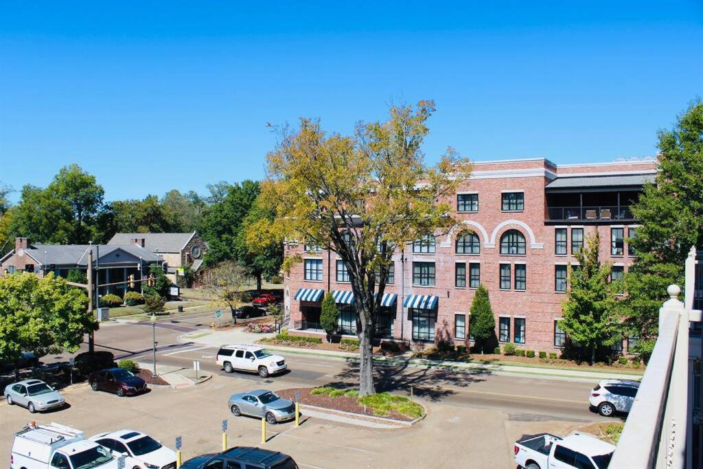 Oxford The Balcony on North Lamar view 4