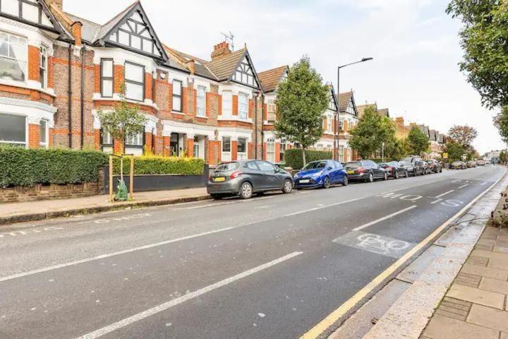 3 Bedroom Central London Townhouse 2min to station, sleeps 8