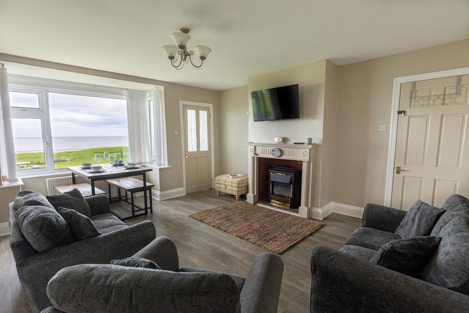 BEACHFRONT APARTMENT - Ground Floor Apartment with Sea Views, Next to the Beach, Bridlington, North Yorkshire view 3