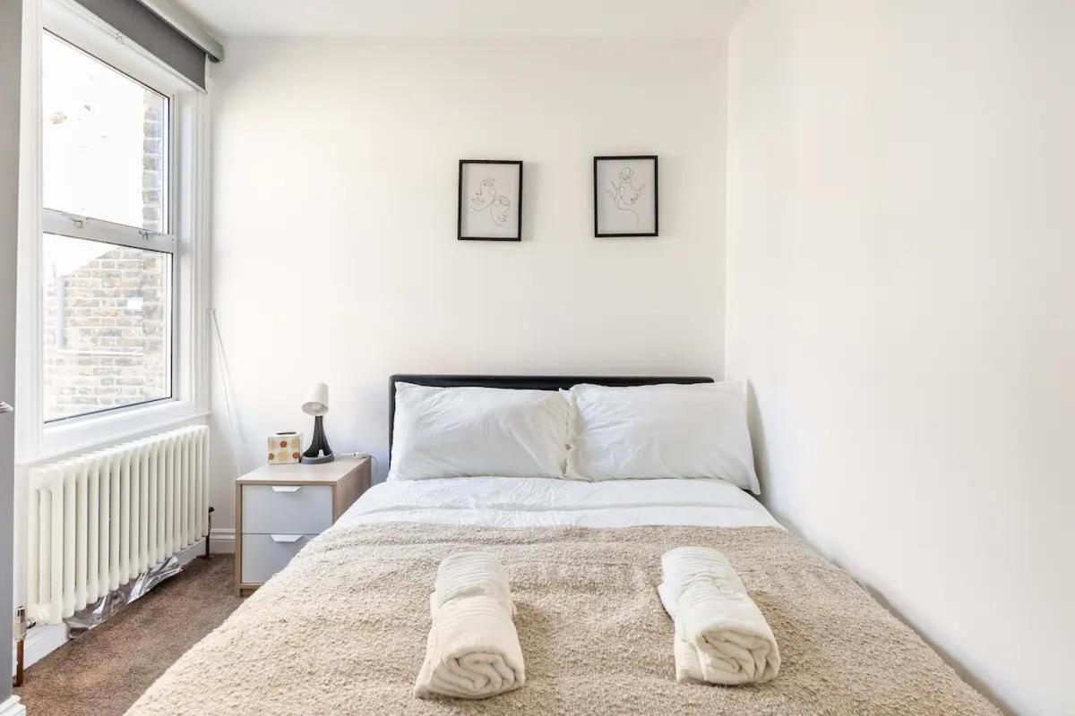3 Bedroom Central London Townhouse 2min to station, sleeps 8