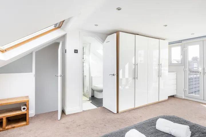 3 Bedroom Central London Townhouse 2min to station, sleeps 8