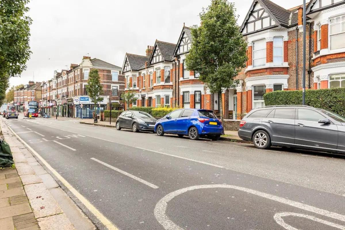 3 Bedroom Central London Townhouse 2min to station, sleeps 8