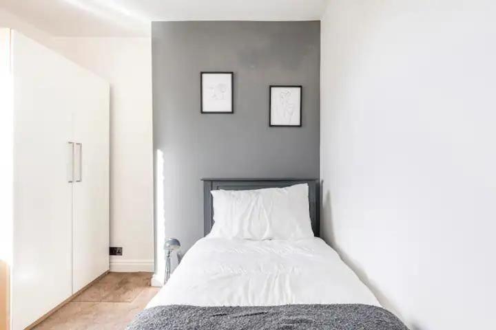 3 Bedroom Central London Townhouse 2min to station, sleeps 8