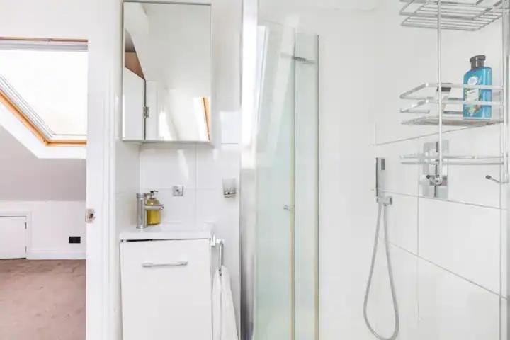 3 Bedroom Central London Townhouse 2min to station, sleeps 8