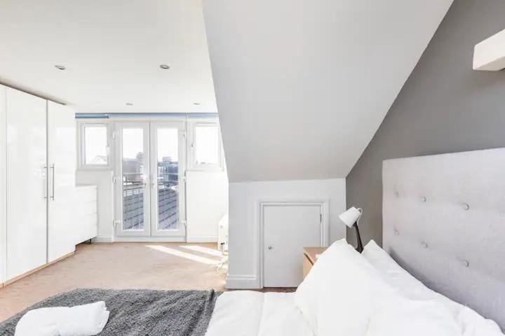 3 Bedroom Central London Townhouse 2min to station, sleeps 8