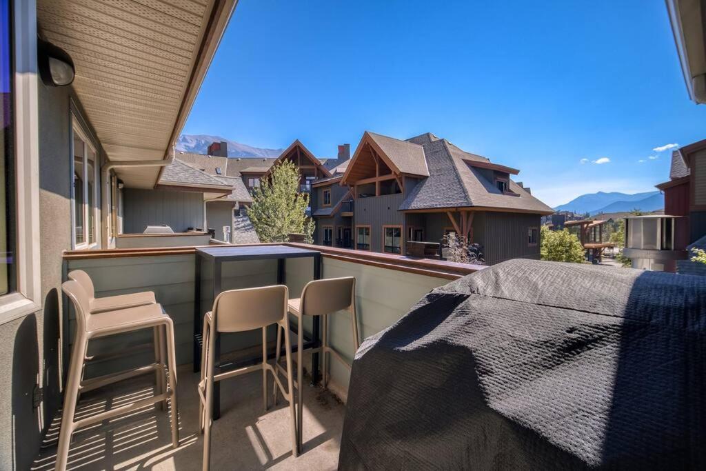 Mountain Escape sleeps 10 Guests in this 3BD 2BT Top Floor Condo with Mountain View