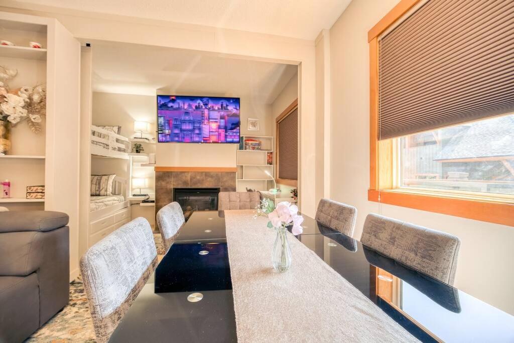 Mountain Escape sleeps 10 Guests in this 3BD 2BT Top Floor Condo with Mountain View