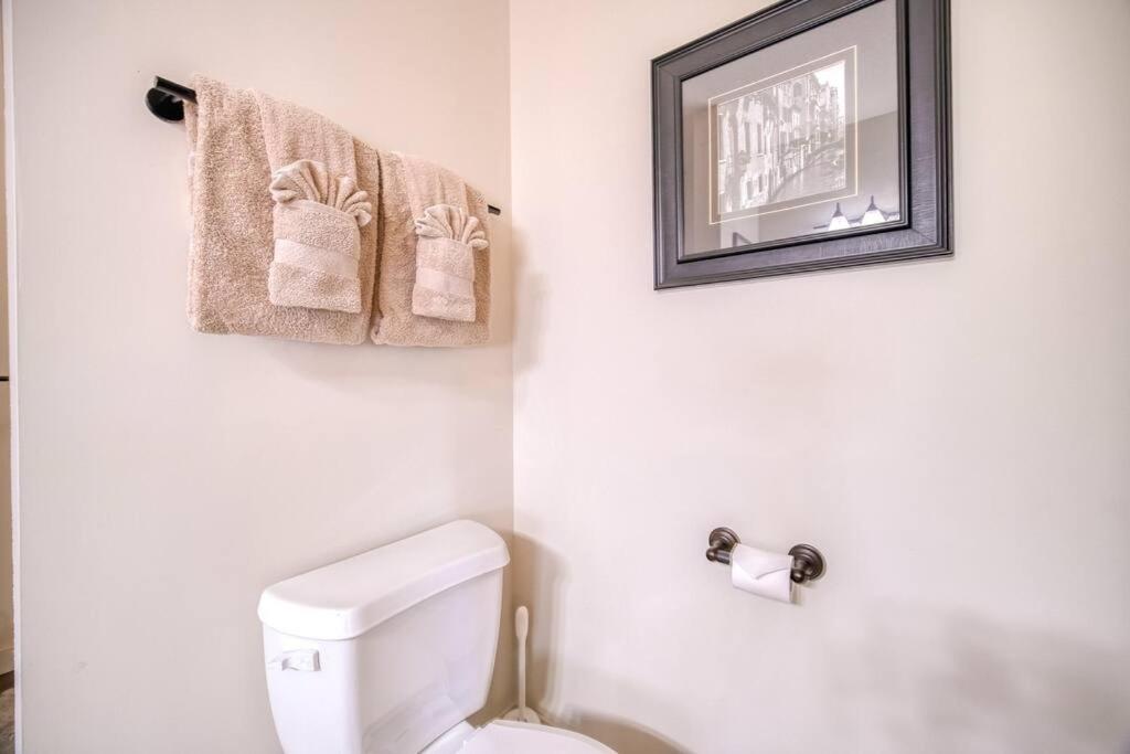 Mountain Escape sleeps 10 Guests in this 3BD 2BT Top Floor Condo with Mountain View