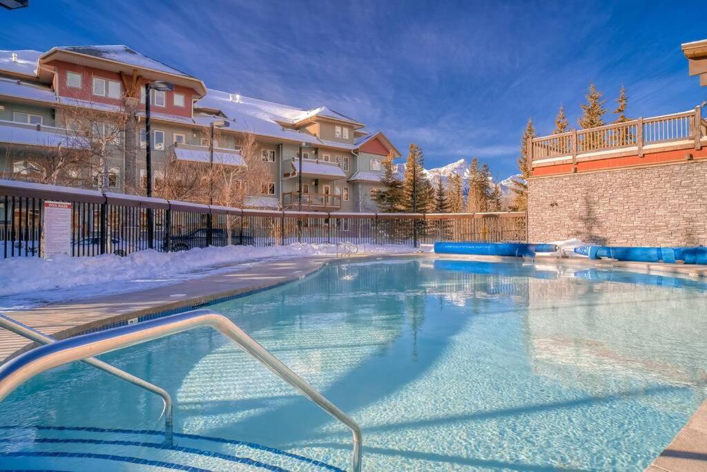 Mountain Escape sleeps 10 Guests in this 3BD 2BT Top Floor Condo with Mountain View