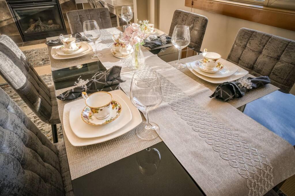 Mountain Escape sleeps 10 Guests in this 3BD 2BT Top Floor Condo with Mountain View