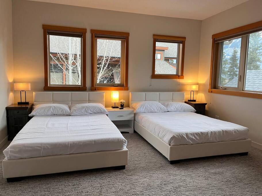 Mountain Escape sleeps 10 Guests in this 3BD 2BT Top Floor Condo with Mountain View