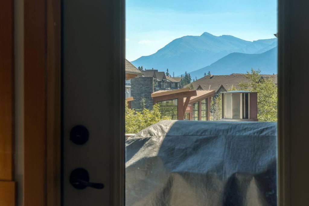 Mountain Escape sleeps 10 Guests in this 3BD 2BT Top Floor Condo with Mountain View