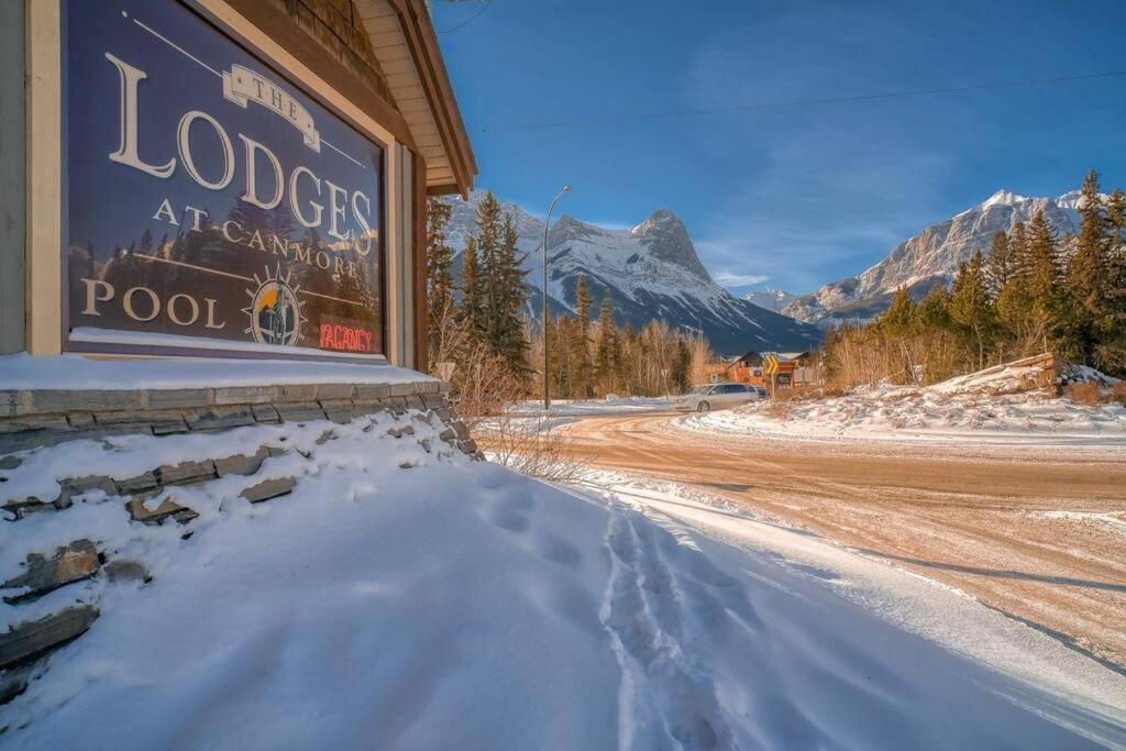 Mountain Escape sleeps 10 Guests in this 3BD 2BT Top Floor Condo with Mountain View