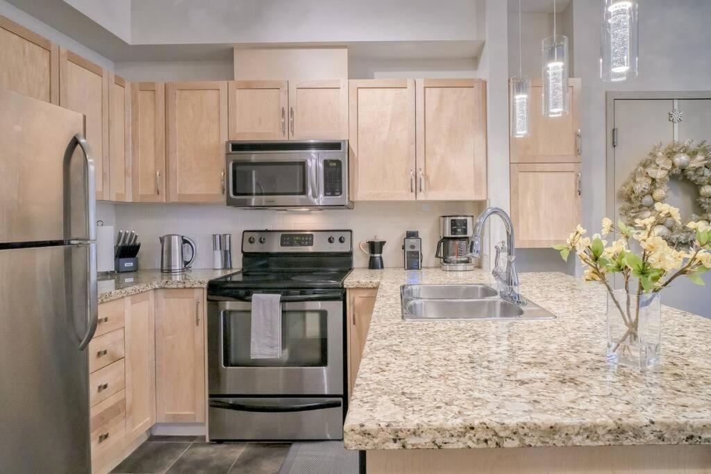 Mountain Escape sleeps 10 Guests in this 3BD 2BT Top Floor Condo with Mountain View