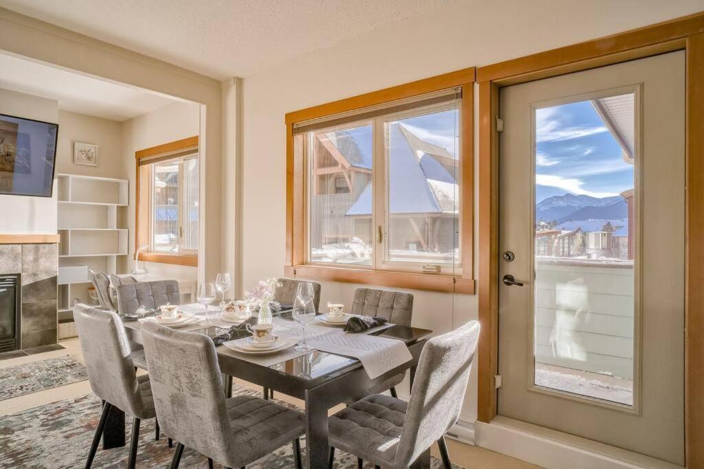Mountain Escape sleeps 10 Guests in this 3BD 2BT Top Floor Condo with Mountain View